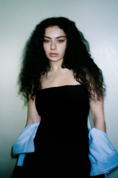 Charli XCX e Caroline Polacheck, ''Everything is R...